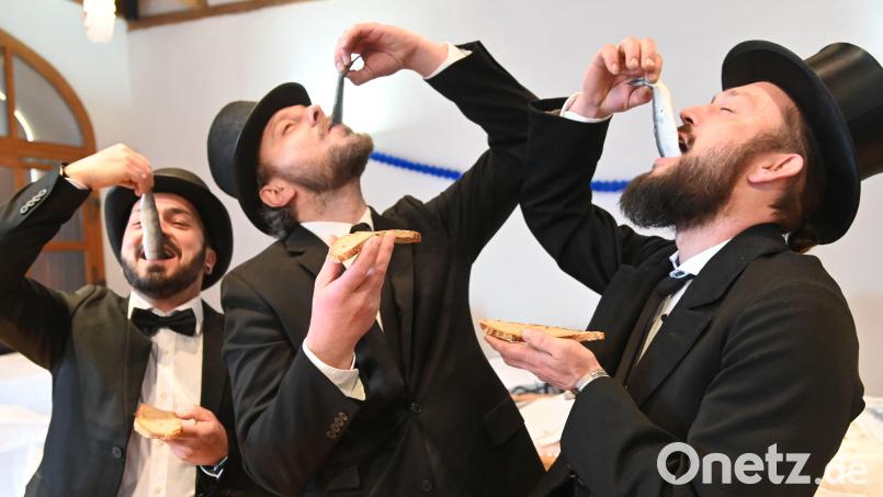Den Marsch der Zylinderköpfe in Hohenburg hält man nur mit einer ordentlichen Unterlage, Fisch und Brot, durch. Bild: gf
