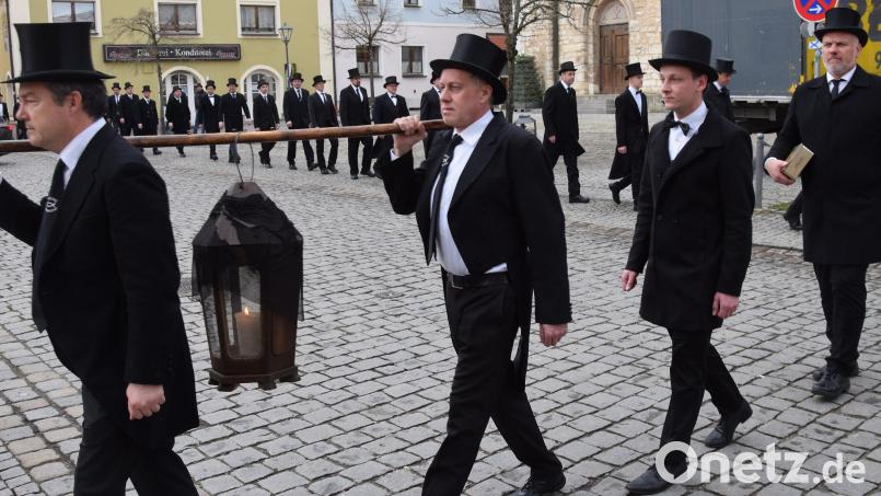 Beim Fischzug gibt eine strenge Hierarchie, wer wo geht. Zuerst die Laternenträger, dann Gemeindevertreter, heuer war es Dritter Bürgermeister Mathias Huger, Faschingsprinz Christoph I., Zeremonienmeister Thomas Wagner, Brotmeister Michael Eckmeder, Fischmeister Markus Hummel und Schatzmeister Klaus Schwarz. Bild: bö