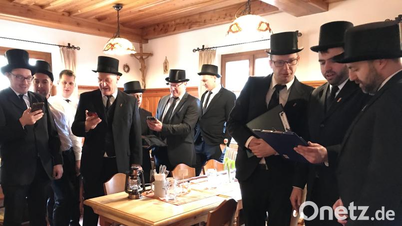In Hahnbach gehört ein eigenes, von Lukas Götz gedichtetes Fischzugslied zum Auftakt. Bild: mma