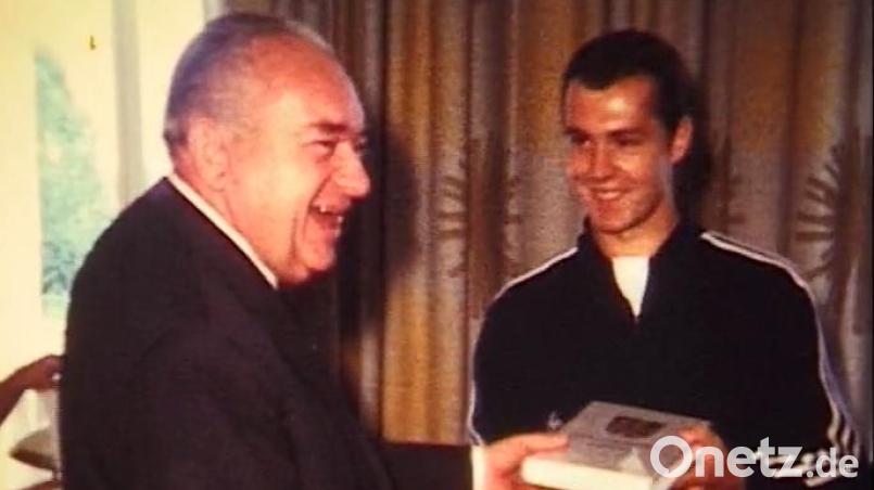 Franz Beckenbauer (rechts) im zarten Alter von 21 Jahren. Anlässlich des Gastspiels des FC Bayern München in Haselmühl gab es einen Empfang bei Landrat Hans Raß. Bild: Archiv Rudolf Knoll