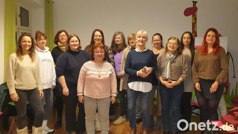 Referentin Arina Schultes (Fünfte von rechts) referierte im Familien- und Bürgerzentrum über das &quot;Züricher Ressourcen-Modell“. Einrichtungsleiterin Jessika Wöhrl-Neuber (rechts) und die Teilnehmerinnen des Vortrags dankten ihr für ihre Impulse. Bild: Familien- und Bürgerzentrum Mittendrin/exb