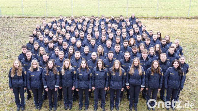 Mit der Ernennung zum Polizeimeister endet für die neuen Polizeibeamten die Zeit der Ausbildung. Bild: Altendorfer/exb