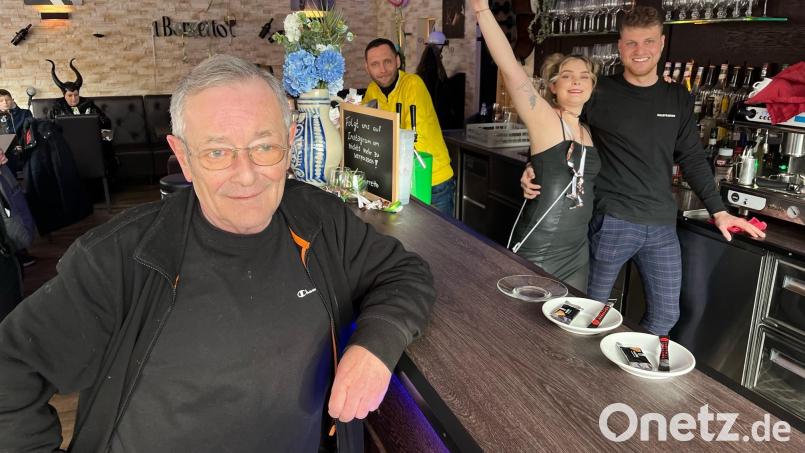 Hans Kellner (vorne) ist der neue Besitzer des &quot;Barretto&quot; in der Weidener Altstadt. Dort sollen Gäste nicht nur plaudern können, sondern ab und an auch mal mit einem DJ feiern. Bild: Gabi Schönberger
