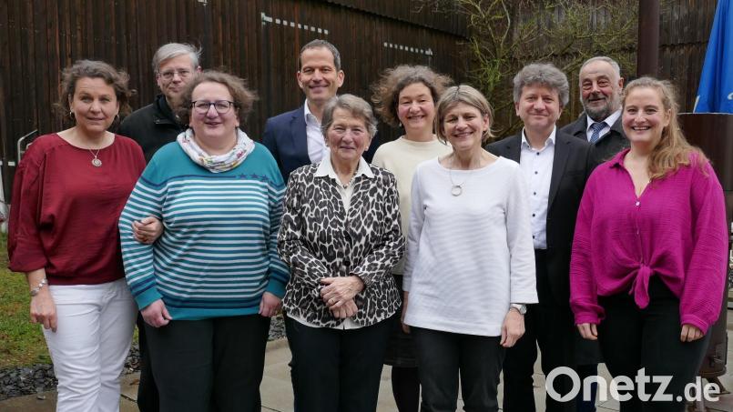 Maria Rupprecht (vorne, Mitte) nimmt zu ihrem 80. Geburtstag viele Glückwünsche von ihren Kindern, Bürgermeister Josef Beimler sowie Pfarrer Norbert Götz entgegen. Bild: Rüdiger Wagner/exb