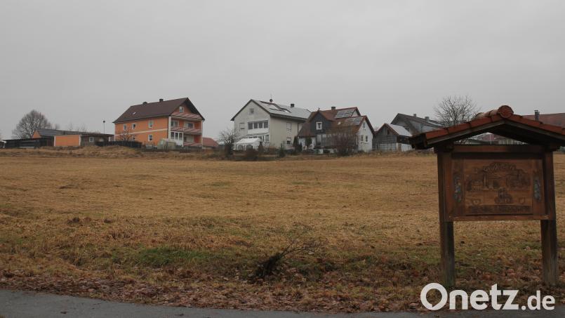 Am Ortseingang von Reuth entsteht das neue Baugebiet &quot;Gartenäcker&quot;. Nun wurden die Erschließungsarbeiten vergeben. Bild: fks