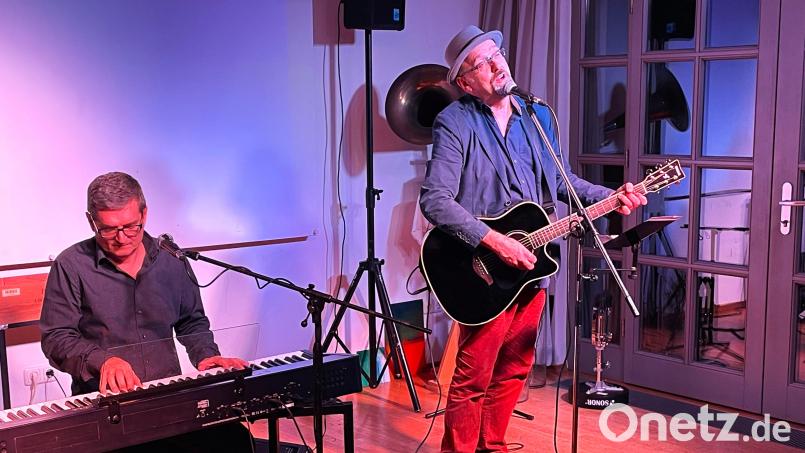 Franz Schuier und Hubert Treml (von links) begeisterten ihr Publikum in der Kulturscheune Elbart. Bild: Krones