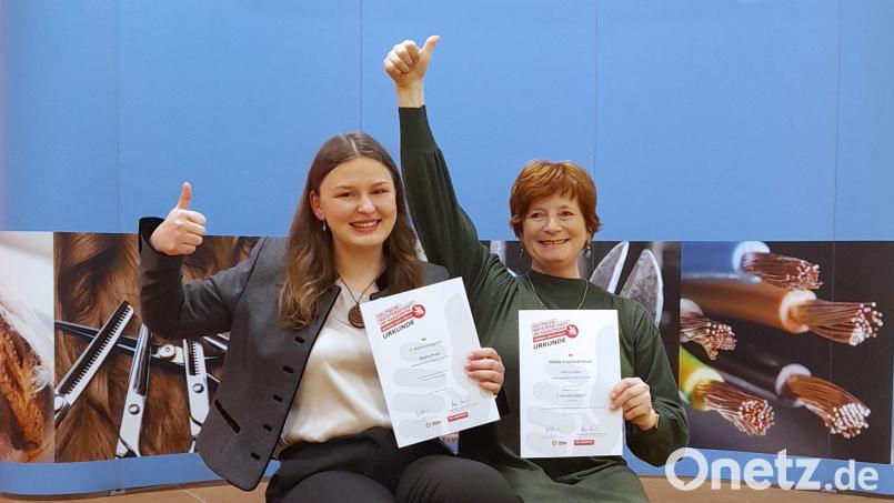 Maria Prem freut sich mit Chefin Barbara Schmid über die Auszeichnung beim Berufswettbewerb der Deutschen Meisterschaft im Handwerk. Bild: A. Stepper