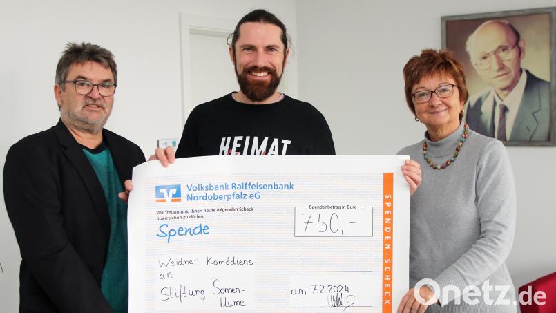 Strahlende Gesichter: Brigitte Krause (rechts), Geschäftsführerin der „Stiftung Sonnenblume“ des HPZ Irchenrieth, und der Vorsitzende des Stiftungsvorstandes, Dieter Wettinger (links), freuten sich über eine Spende von 750 Euro, die Sandro Witt (Mitte), Vorsitzender des Theatervereines „Weidner Komödiens“, am übergab Bild: lst/exb