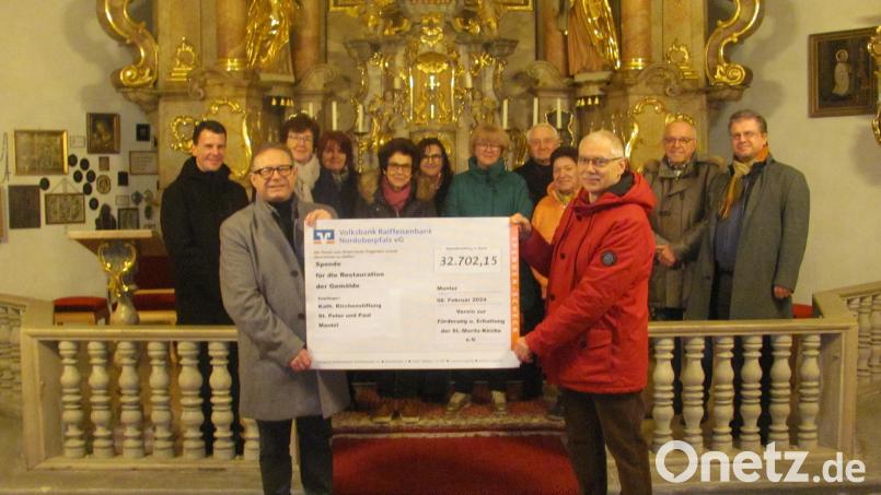 Hararld Puckschamel (vorne, links), Vorsitzender des Fördervereins St. Moritz, übergibt an Kirchenpfleger Karl Hofmann (vorne, rechts) im Beisein von Pfarrer Thomas Kohlhepp (hinten, links) und den Vorstandsmitgliedern für die Renovierung der Gemälde in der Moritzkirche einen Spendenscheck in Höhe von 32.705,15 Euro Bild: sei