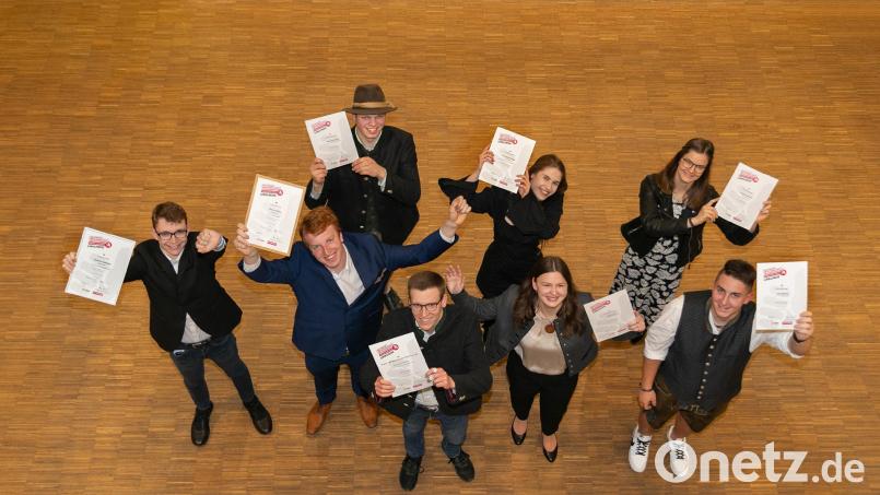 Sie feierten ihren Erfolg ausgelassen: Ostbayerns Preisträger beim Bundesentscheid der Deutschen Meisterschaft im Handwerk. Bild: Verena Matthies/exb