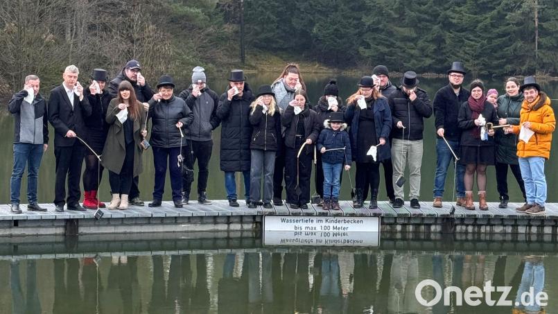 Zum Geldbeutelwaschen ging es diesmal auf den Badesteg der &quot;Kipp&quot;. Zweiter Bürgermeister Michael Dutz (von rechts) bekam den Gemeindeschlüssel von Vorsitzender Kathrin Gleißner sowie dem Prinzenpaar Melissa I. und Jakob I. wieder ausgehändigt. Bild: FG Weiß-Blau Wiesau/exb