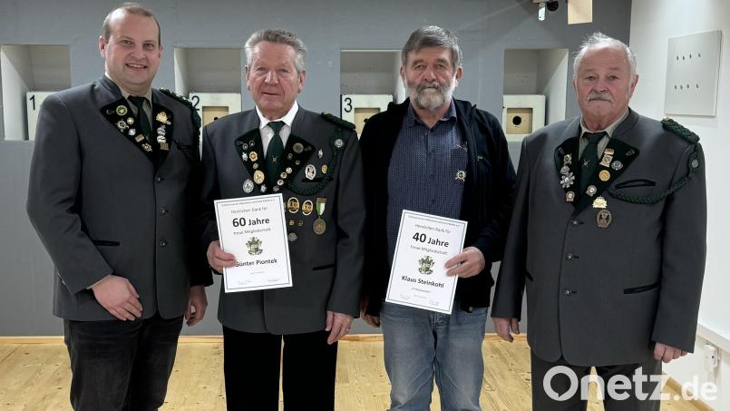 Vorsitzender Florian Traßl (links) und Zweiter Vorsitzender Karl Danzer (rechts) ehrten Günter Piontek (Zweiter von links) für 60 Jahre und Klaus Steinkohl für 40 Jahre Mitgliedschaft. Bild: Heidi Schöpf/exb