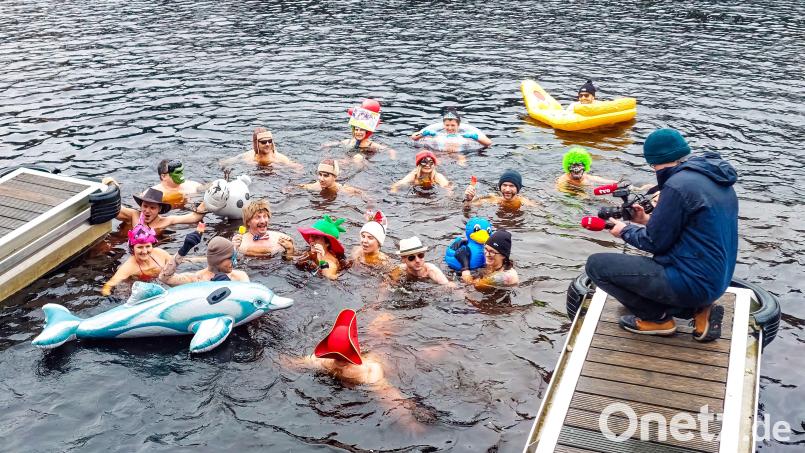 Die Mitglieder der &quot;Ice Crew&quot;, die auch das Event organisieren, waren traditionell die erste Gruppe im Wasser und die, die es am längsten darin ausgehalten hat. Bild: Thomas Geißler/fph
