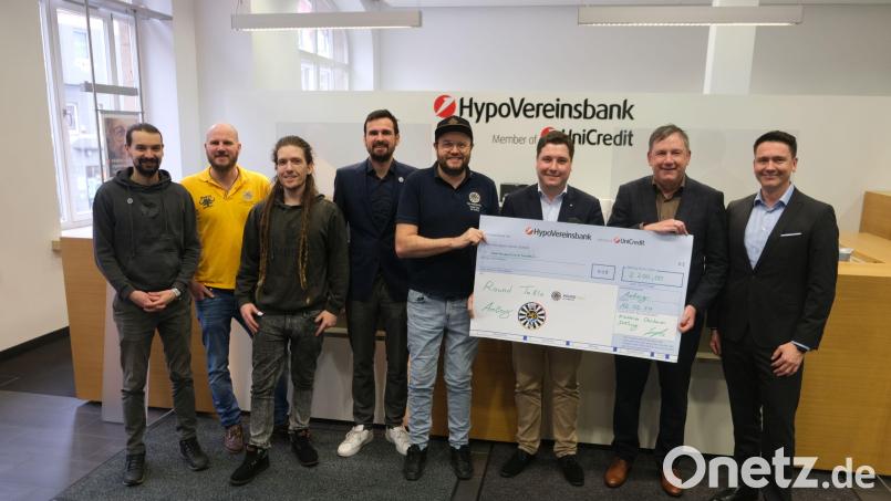 Zum zweiten Mal nach 2022 schon durften Vertreter des Förderkreises von Round Table Amberg eine Stiftungsspende entgegennehmen. Von rechts Rico Eckart, Tobias Wolf, Stefan Fuchs, RT-Präsident Thomas Andraschko sowie als weitere Clubvertreter Michael Thiel, Julian Ellmeier, Basti Prechtl und Manuel Werthner. Bild: usc