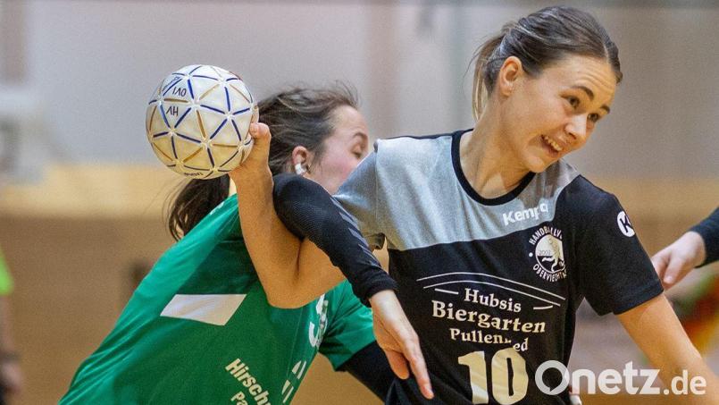 Carina Hauser (rechts) in Aktion: Die HV-Damen wollen gegen den TV Altdorf punkten. Bild: Guenter Uschold
