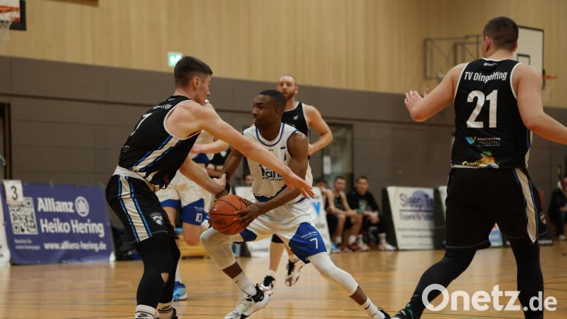 TB-Topscorer Chris Hill in Aktion im Spiel gegen die Dukes Dingolfing: Vor drei Wochen stürzten die Weidener Bayernliga-Basketballer den damaligen Tabellenführer. Nun sollen auch die Longhorns Herzogenaurach in Weiden den Kürzeren ziehen. Bild: Dieter Jäschke