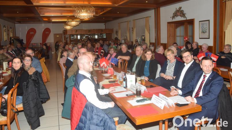 Rund 90 Besucher verfolgen den Politischen Aschermittwoch der SPD im vollen Lehnersaal. Auch Oberbürgermeister Jens Meyer (rechts) ergreift das Wort. Credo des Abends: &quot;Nie wieder ist jetzt&quot;. Bild: fz