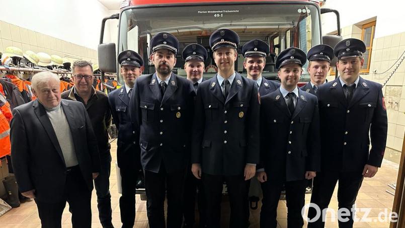 Bürgermeister Johann Wilhelm (links) gratuliert der neu gewählten Vorstandschaft der Feuerwehr Weidenthal-Trichenricht mit (von links) Stefan Reisnecker, Christian Seegerer, Matthias Meier, Max Hutzler, Christian Meier, Stefan Manner, Johannes Eckl, Thomas Blödt und Thomas Haas. Bild: Feuerwehr Weidenthal/exb