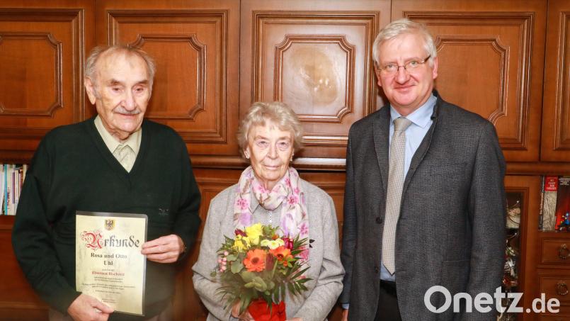 Das Jubelpaar Otto und Rosa Uhl (von links) nahm von Bürgermeister Johannes Reger Glückwünsche zur Eisernen Hochzeit entgegen. Bild: Jochen Neumann/exb