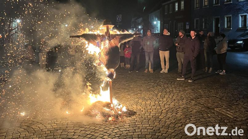 Der Wastl brennt und mit der brennenden Strohpuppe wird offiziell der Fasching 2024 in Luhe beerdigt. Bild: mh
