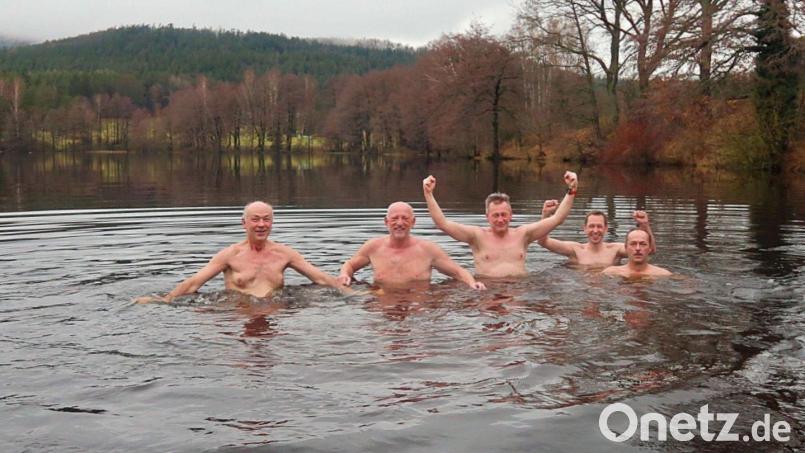 Als hartgesottene Schwimmer zeigten sich (von links) Reinhard Zeitler, Peter Wildenauer, Markus Münchmeier, Johannes Mühlbauer und Markus Kellner beim Eisbaden. Mit der Aktion lösten sie ein Wettversprechen ein. Bild: bsc