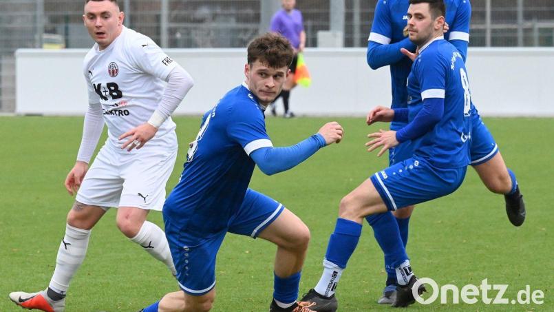 Mit 3:2 gewann die SpVgg SV Weiden (blaue Trikots) ihr letztes Testspiel gegen den Bayernligisten ASV Cham. An diesem Wochenende haben die Schwarz-Blauen gleich drei Vorbereitungsspiele eingeplant. Bild: Werner Franken