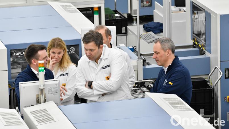 SPD-Chef Lars Klingbeil (Dritter von links) beim Rundgang durch das Siemens-Elektronikwerk. Links Betriebsleiter Sven Zschiedrich, rechts Vorstandsmitglied Cedrik Neike. Bild: Petra Hartl