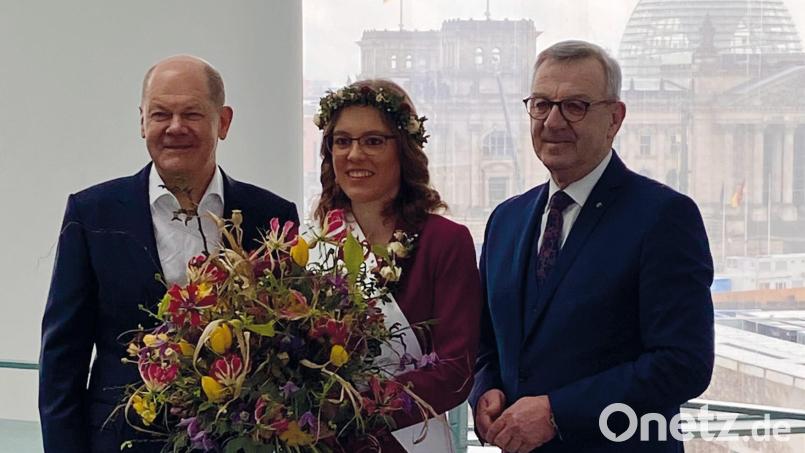 Blumenfee Kathrin Köhler aus Schirmitz war am Valentinstag zu Gast bei Bundeskanzler Olaf Scholz. Bild: Bundesregierung/exb