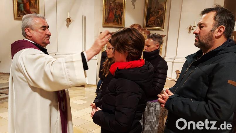Die Gläubigen ziehen vor den Altar und lassen sich das das Aschekreuz auflegen. Bild: lg
