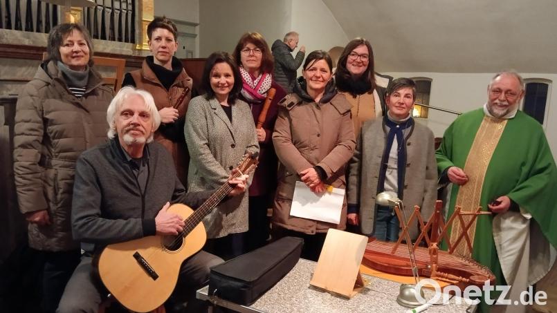 Eine gelungene Premiere feiert die „Gesangsgruppe Engleshofer SingSang“ bei ihrem ersten Auftritt in der Pfarrkirche in Michldorf mit den Instrumentalisten, Sängern und Leiterin Angelika Hummel (Zweite von rechts), hier mit Pfarrer Alfons Forster. Auf dem Bild fehlt Annemarie Würth. Bild: grm