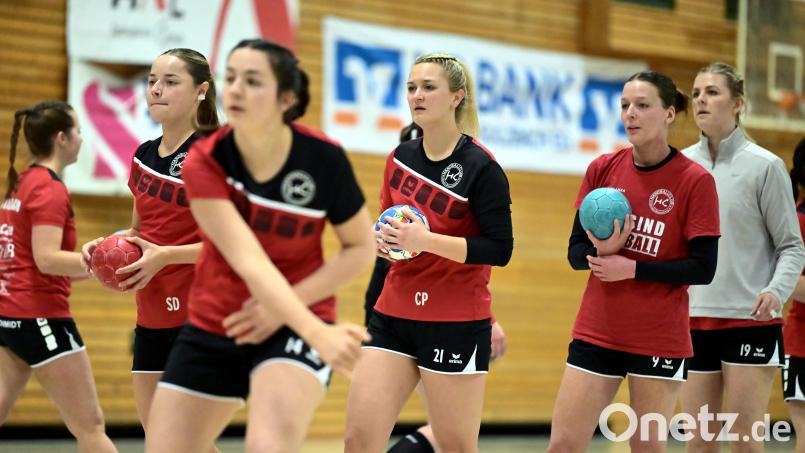 Aufwärmen für einen Heimsieg: Die Handballerinnen des HC Sulzbach wollen gegen den TSV 2000 Rothenburg die nächsten zwei Punkte einfahren. Bild: Hubert Ziegler