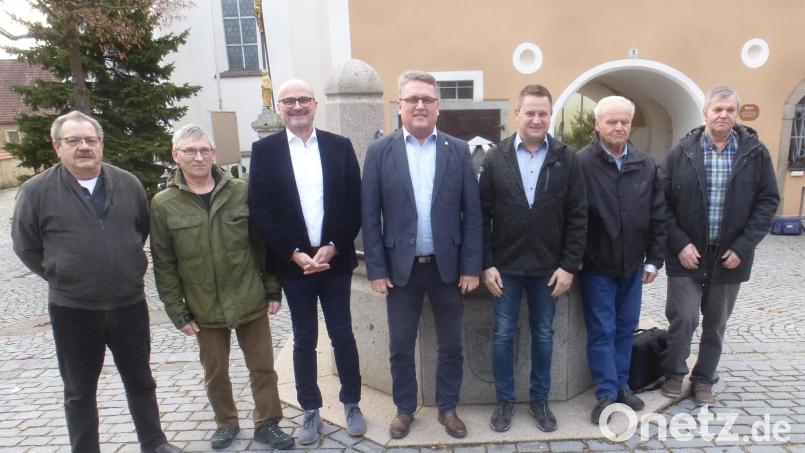 Die Feldgeschworenen werden bei einem Treffen in Schwarzhofen auf den neuesten Stand gebracht. Bei dem Treffen werden auch zwei neue „Siebener“ gewählt. Bild: mad