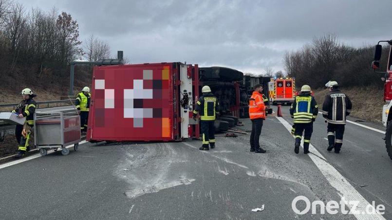 Ein umgekippter Lkw blockiert die A93 bei Selb in Richtung Hof. Bild: Verkehrspolizei Hof