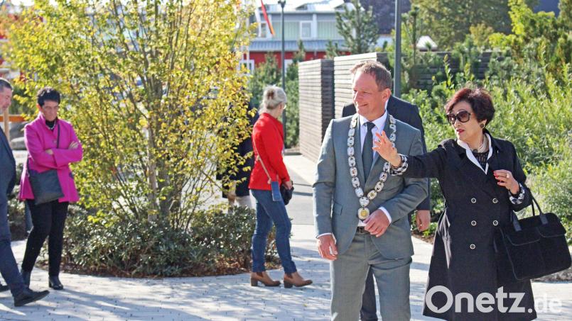Kazuko Yamakawa mit dem Hohenberger Bürgermeister Jürgen Hoffmann bei der Einweihung des Sakura-Aktiv-Parks im vergangenen Jahr. Schon da deutete sie eine weitere Investition an. Archivbild: Gerd Pöhlmann/fph