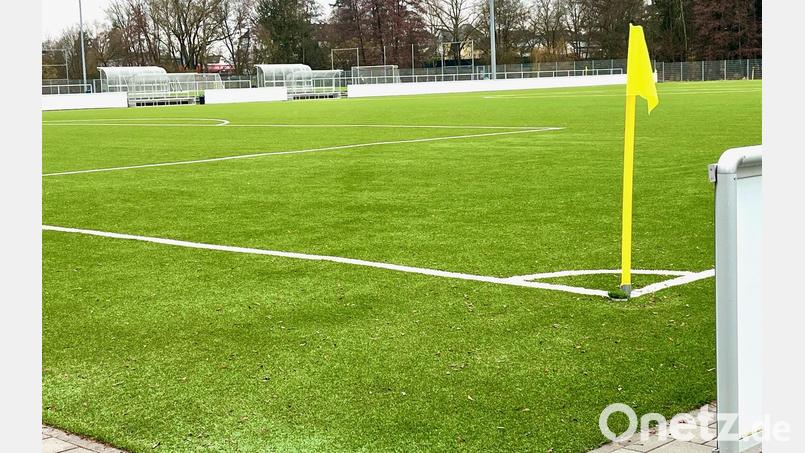 Die Ruhe trügt: Vor allem rund um das Wochenende sind die Kunstrasenplätze der SpVgg SV Weiden viel genutzt. Für Januar und Februar sind 70 Fremdbuchungen bei den Schwarz-Blauen eingegangen. Bild: Schönberger