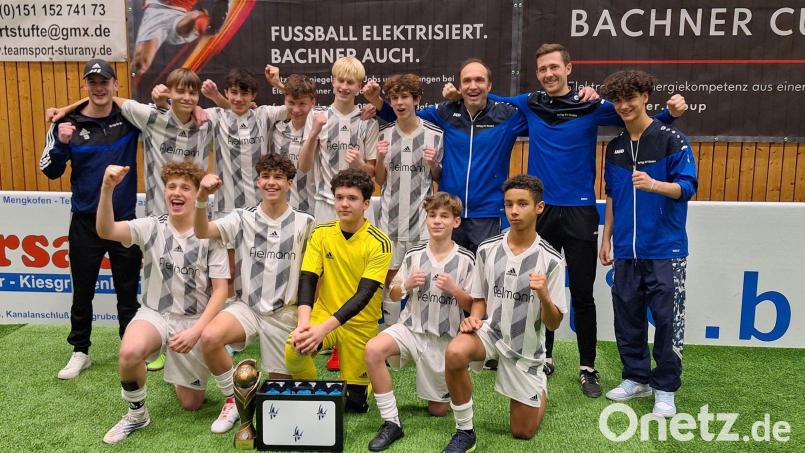 So jubeln Sieger: In der laufenden Hallensaison haben die C-Junioren der SpVgg SV Weiden acht von elf Turniere gewonnen. Am Samstag geht es für die Truppe von Trainer Sebastian Baldauf (links) zur &quot;Bayerischen&quot; im Futsal. Bild: Baldauf/exb