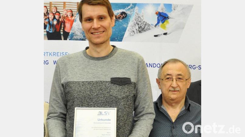 Alwin Prainer vom TSV Schwandorf (links) bekommt den Ehrenamtspreis des Bayerischen Landessportverbandes. Sein Vereinskamerad Gisbert Götz (rechts) hält die Laudatio. Bild: Allacher/exb