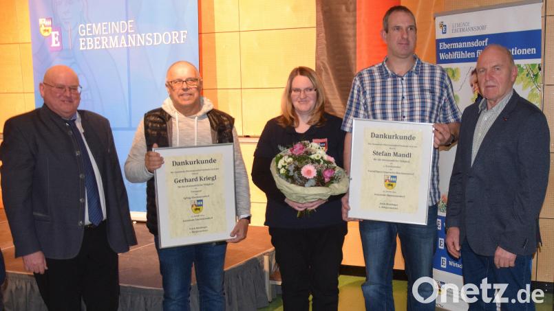 Für ihr ehrenamtliches Engagement verleiht die Gemeinde Ebermannsdorf an zwei verdiente Männer Dankurkunden (von links): Zweiter Bürgermeister Johann Vornlocher, Gerhard Kriegl, Maria Mandl, Stephan Mandl und Dritter Bürgermeister Herbert Jäger. Bild: bö