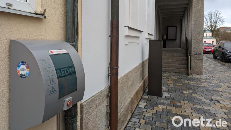 Beim Rathaus in Waldsassen (Bild) ist einer von mehreren Defibrillatoren der Björn-Steiger-Stiftung installiert worden. Weitere Geräte wurden nun für die Dörfer angeschafft. Bild: pz