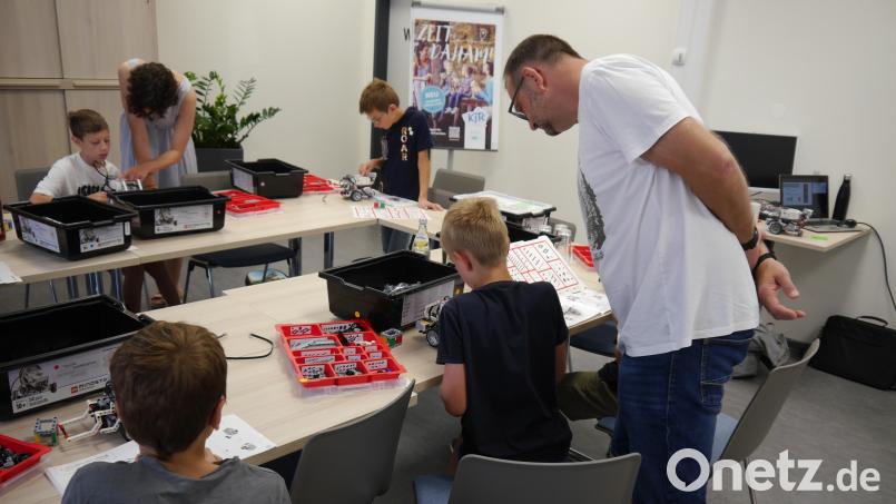 Im &quot;B20 Meetingroom&quot; bietet der Kreisjugendring Tirschenreuth regelmäßig Kurse an. Hier üben sich Jugendliche mit Lego-Mindstorms-Robotern. Bild: Kreisjugendring Tirschenreuth/exb