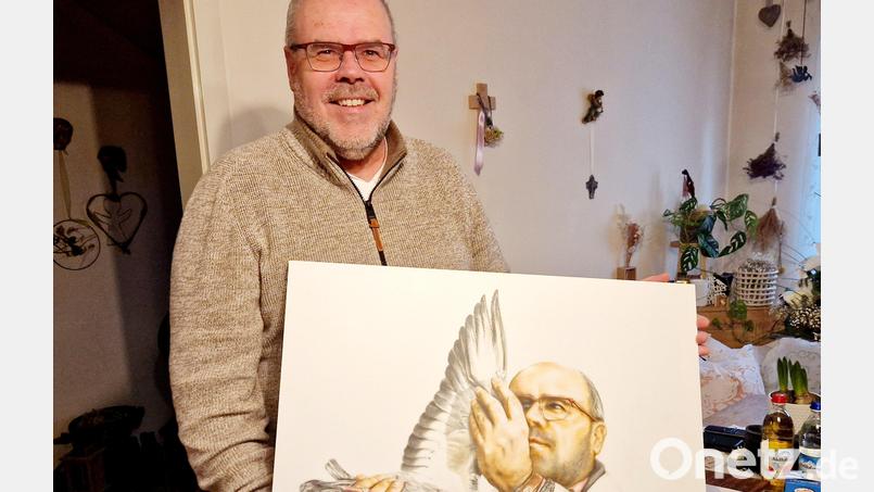 Konrad Meierhofer mit einem Bild, das ein Freund gemalt hat. Bild: Thomas Dobler