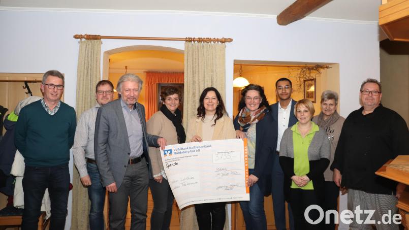 Die Veranstalter der Adventsfenster-Reihe waren eingeladen, den Erlös in Höhe von 3735 Euro an Lichtblicke-Schirmherrin Claudia Grillmeier (Fünfte von links) zu übergeben. Bürgermeister Lothar Müller (Dritter von links) und Tina Zeitler (Fünfte von rechts) freuten sich über die erfolgreiche Aktion. Bild: Vereinskartell Plößberg/exb