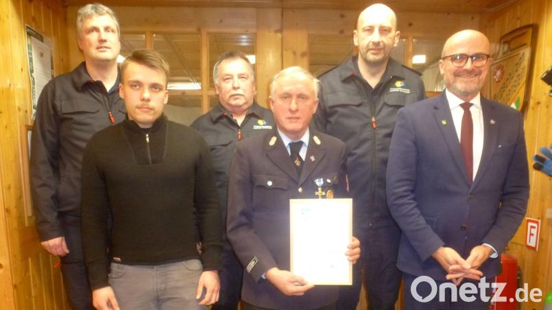 Johann Meier (mit Urkunde) ist nun Ehrenkommandant. Die Führungsspitze und Bürgermeister Maximilian Beer gratulieren. Bild: mad