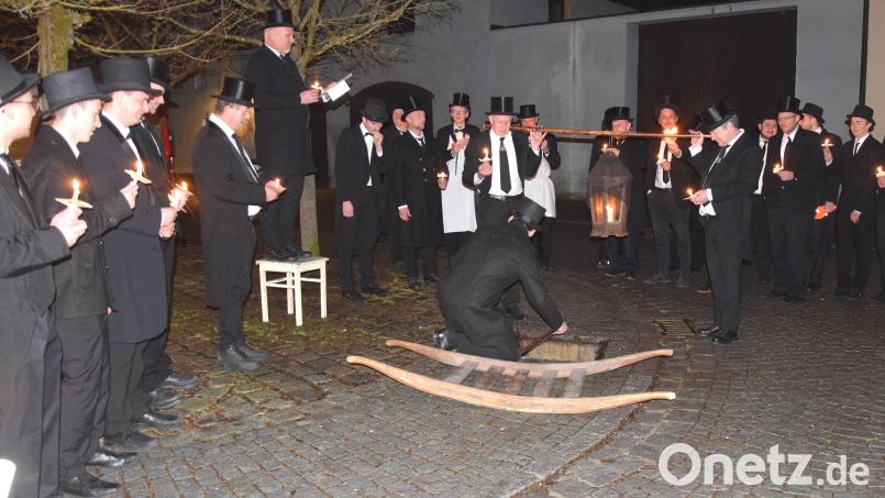 Es ist kurz vor Mitternacht, als Zeremonienmeister Thomas Wagner, auf einem Stuhl stehend, die Geldbeutellitanei im flackernden Kerzenschein vorträgt.. bevor der Faschingsprinz den Geldbeutel ins Kirwabaum-Loch legt. Bild: bö