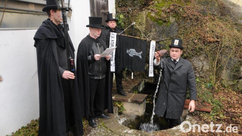 Traditionelles Geldbeutelwaschen an der Fürstenquelle im Bochviertel von Sulzbach-Rosenberg. Bild: ge
