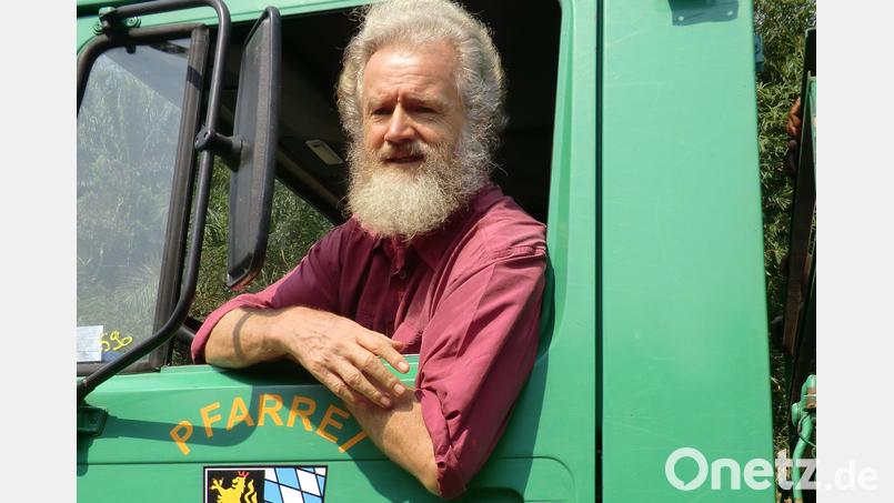 Pater Ferdinand packt überall mit an. Auf den vor vielen Jahren von der Pfarrei Moosbach gestifteten Unimog ist er noch heute stolz. Bild: gi