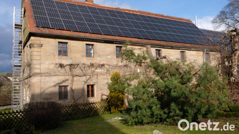 Das Landesamt für Denkmalpflege beurteilt das ehemalige Bauernhaus in Münchsreuth als wichtiges Zeugnis Oberpfälzer Baugestaltung. Die dazugehörenden &quot;Fledermausgauben&quot; auf der südlichen Dachhälfte baute der Eigentümer zugunsten einer vollen Belegung des Daches mit PV-Modulen zurück. Bild: do