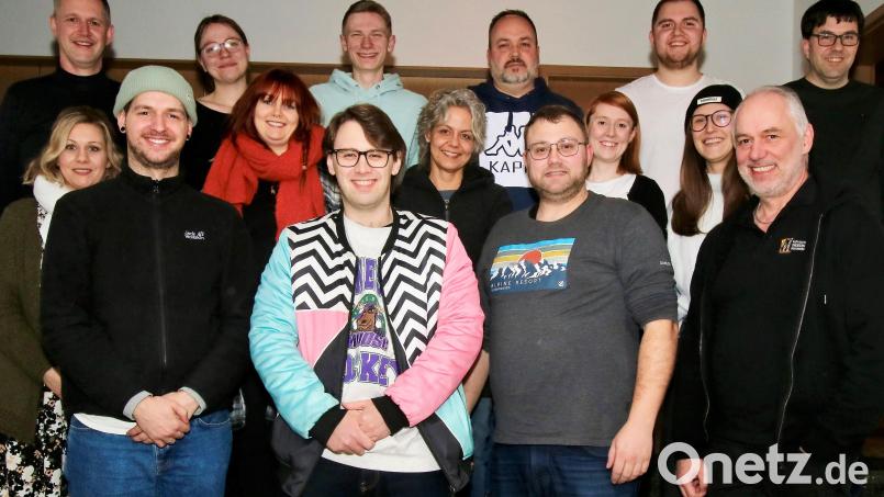 Die Katholische Theatergruppe feiert im Oktober ihr 40-jähriges Jubiläum und ist nach wie vor sehr beliebt. Auf die Laien-Schauspieler rund um Vorstand Wolfgang Bräutigam (vordere Reihe rechts) kommt viel Arbeit zu. Bild: rgr