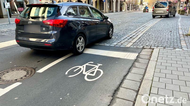 Oberhalb und unterhalb der Bedarfsampel am Issy-les-Moulineaux-Platz könnte sich Weidens Behindertenbeauftragter Alexander Grundler jeweils einen Behindertenparkplatz vorstellen, &quot;ähnlich der früheren Situation&quot;. Bild: Gabi Schönberger
