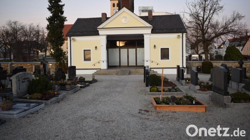 Die geschotterten Wege im Schwarzenfelder Friedhof sollen künftig barrierefrei gestaltet und der Vorplatz des Leichenhauses gepflastert werden. Bild: bnr